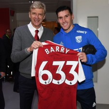 Barry e o Arsenal mantêm uma camisa do Arsenal